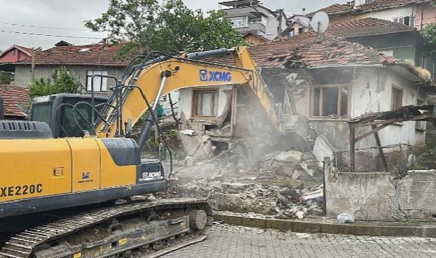 Hasarlı ve metruk yapıların yıkımı sürüyor
