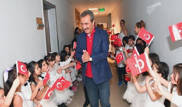 Kreş öğrencilerinin mezuniyet sevinci