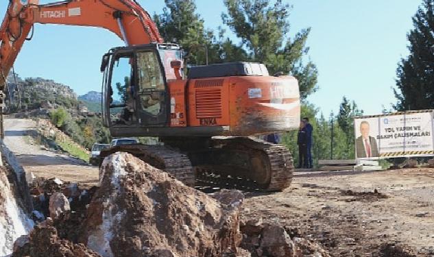 Akseki’de bozulan yollar onarılıyor