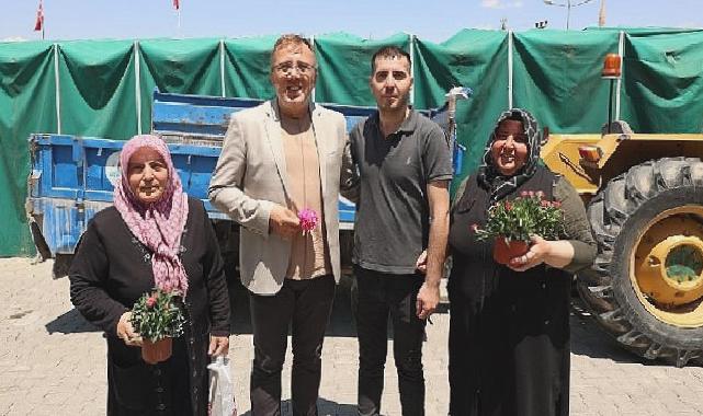 Mezarlıklarda vatandaşlara karanfil dağıtıldı