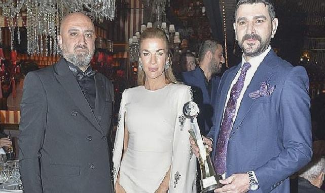 Semih Sarıalioğlu ödülünü ünlülerle kutladı