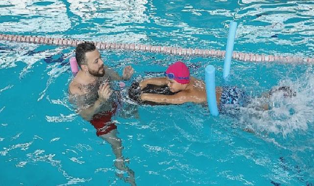 Bucalılar belediyenin havuzlarında serinliyor