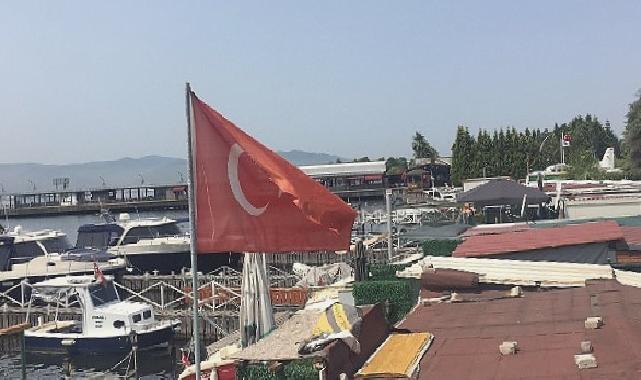 Büyükşehir Zabıtası rengi solan Türk Bayrağını yenisiyle değiştirdi