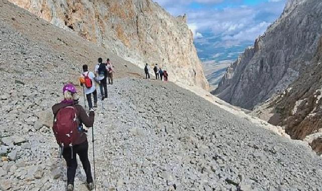 Eğitimi Tamamlayan Dağcılar Zirveye Yürüdü