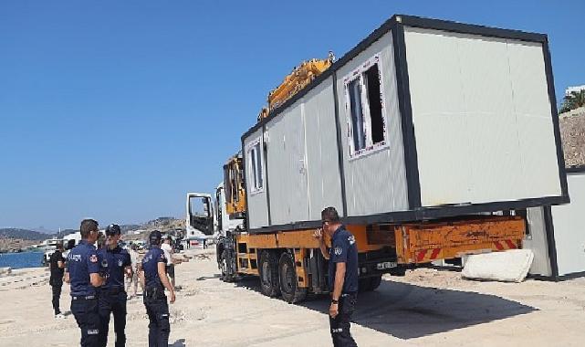 Sahildeki 22 konteyneri belediye ekipleri kaldırdı