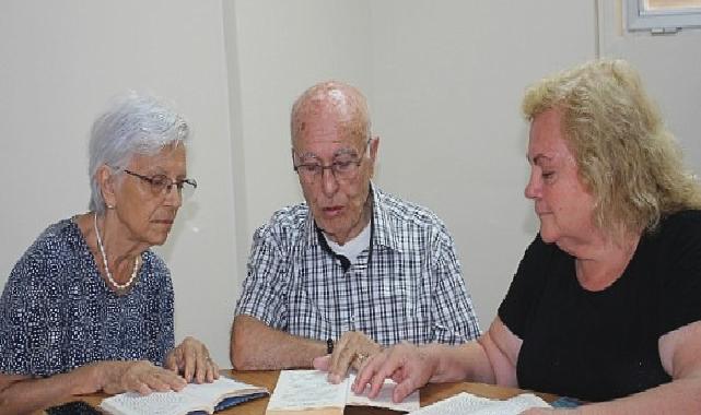 Bilge Çınarlar, görme engelliler için okuyor