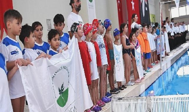 Minik yüzücüler kulaçlarını Atatürk’ü anmak için attı