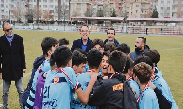 Şampiyona kupasını başkan Savran verdi 