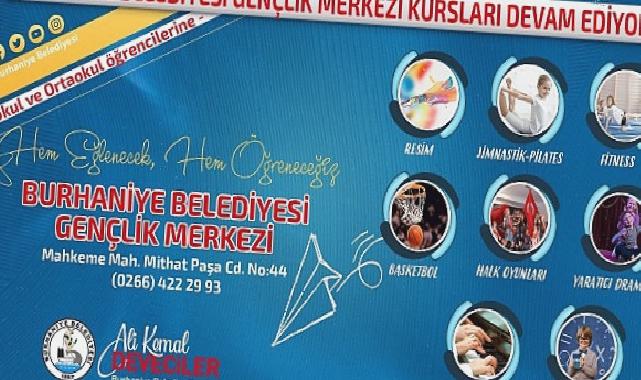 Burhaniye Belediyesi Gençlik Merkezi’nde “Hem Eğlenecek, Hem Öğreneceğiz” sloganı ile kurslar devam ediyor