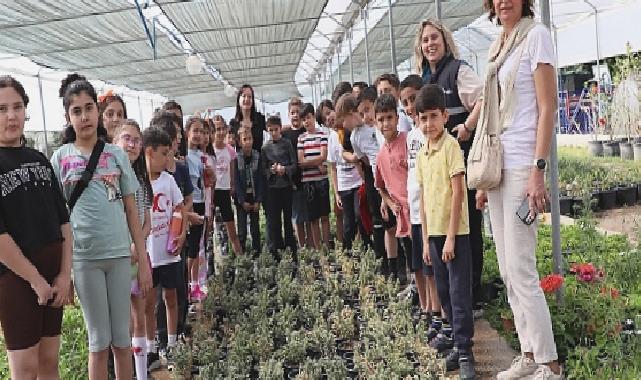 Efeler Cumhuriyet İlkokulu’nun öğrencileri ve öğretmenleri, derslerini Aydın Büyükşehir Belediyesi’nin Mimar Sinan Mahallesi’ndeki fidanlığında işledi