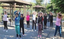 Küçükçekmece Belediyesi, kent sakinlerini güne zinde başlatmak ve sağlıklı bir yaşama teşvik etmek amacıyla açık havada sabah sporları düzenliyor