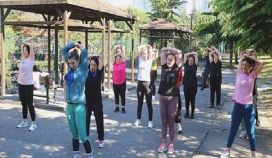 Küçükçekmece Belediyesi, kent sakinlerini güne zinde başlatmak ve sağlıklı bir yaşama teşvik etmek amacıyla açık havada sabah sporları düzenliyor