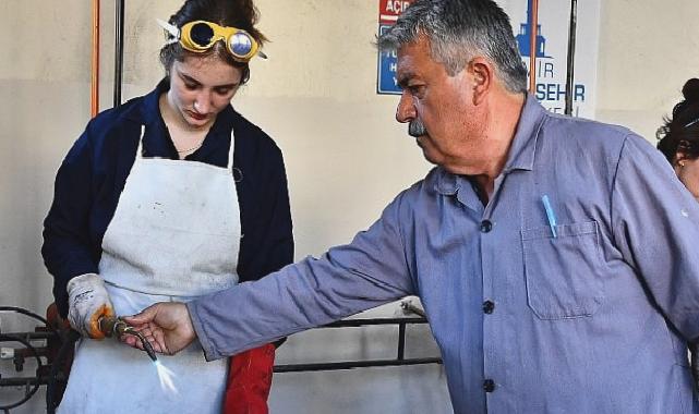 Meslek Fabrikası, kadın oksijen kaynakçıları yetiştiriyor Kadın kaynakçılar iş başında
