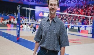 Ünlü Oyuncu Aras Bulut İynemli Voleybol Milletler Ligi’nde Filenin Sultanlarına Destek Verdi