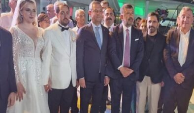 Güzelbahçe Belediye Başkanı Mustafa Günay, CHP Genel Başkanı Özgür Özel’inde katıldığı Melisa Yavaşoğlu ve Gaffar Çiçek’in düğün töreninde nikah şahitliği yaptı