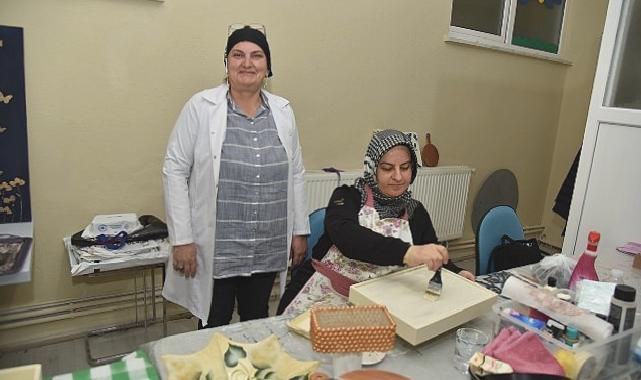 Kartepe Belediyesi bünyesinde yer alan KARMEK kurslarında Kartepeli kadınlar yeteneklerini keşfederken, geri dönüşüme de büyük katkı veriyorlar