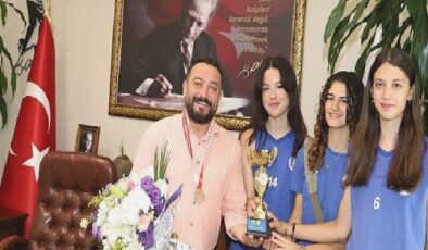 Başkan Turan; Kız voleybol takımımızın başarısını kutluyoruz