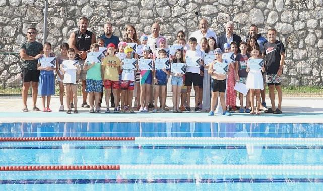 Mudanya Belediyesi tarafından düzenlenen yüzme kursları 1. Dönemi başarıyla tamamlandı. Yaklaşık 250 minik yüzücü düzenlenen törenle sertifikalarını aldı