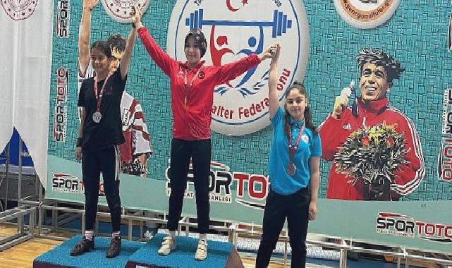 Nevşehir Belediyesi sporcuları, Bolu’da düzenlenen Minikler ve 15 Yaş Altı Ferdi Türkiye Halter Şampiyonası’nda 3 gümüş ve 1 bronz madalya kazandı