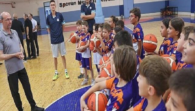 Selçuklu Belediye Başkanı Ahmet Pekyatırmacı, Selçuklu Belediyesi Yaz Spor Okulları’nda farklı branşlarda eğitim alan spor okulu öğrencilerini ziyaret etti